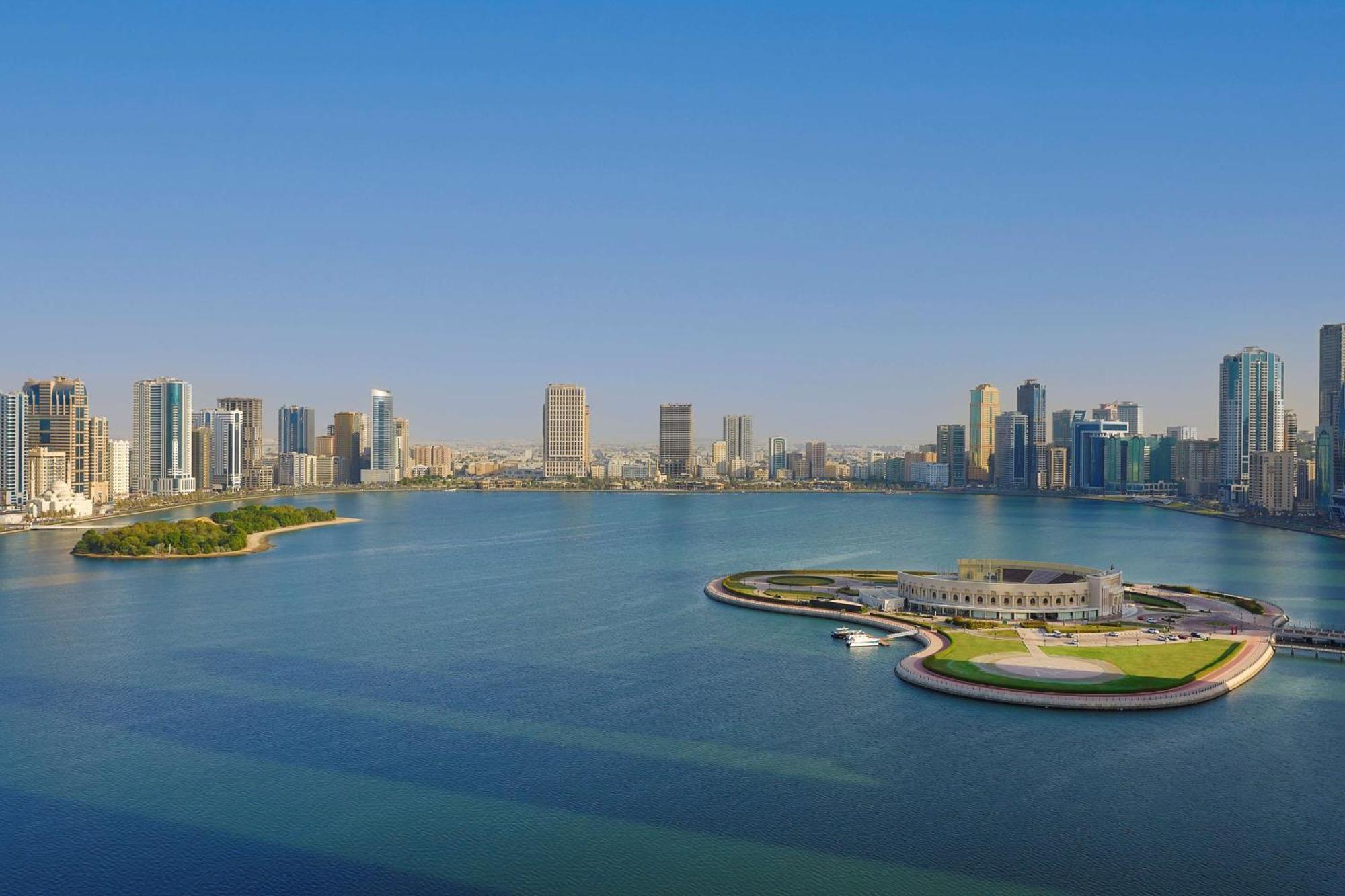 Doubletree By Hilton Sharjah Waterfront Hotel And Residences Esterno foto